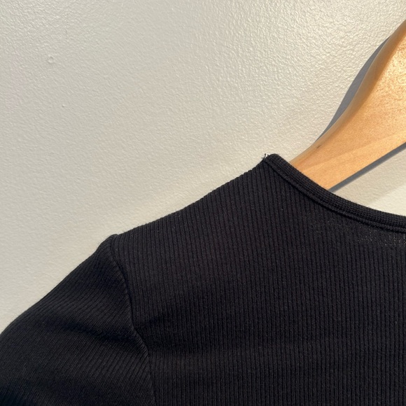 Black H&M tee - Picture 5 of 5